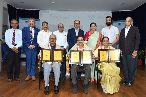ಧಾರವಾಡದ ಎಸ್​.ಡಿ.ಎಂ. ವಿಶ್ವವಿದ್ಯಾಲಯದಲ್ಲಿ ಬುಧವಾರ ಆಯೋಜಿಸಿದ್ದ ರಾಷ್ಟ್ರೀಯ ವೆದ್ಯರ ದಿನಾಚರಣೆ ಕಾರ್ಯಕ್ರಮದಲ್ಲಿ ಡಾ. ಅಶೋಕ ನಾಯ್ಕ್​, ಡಾ ಆಶಾ ನೆರವಿ, ಡಾ. ರವಿರಾಜ್​ ಪಾಟೀಲ ಅವರನ್ನು ಸನ್ಮಾನಿಸಲಾಯಿತು. 