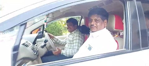 ಸೇವಾ ನಿವೃತ್ತಿಯಾದ ಕಾರು ಚಾಲಕನಿಗೆ ಮೌಲ್ಯಮಾಪನ ಕುಲಸಚಿವ ಮನೆವರೆಗೆ ಡ್ರಾಪ್​ 
