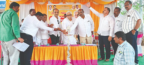 ಗಜೇಂದ್ರಗಡ ಪುರಸಭೆಯಿಂದ ಹಮ್ಮಿಕೊಂಡಿದ್ದ ವಾಹನ ಹಸ್ತಾಂತರ ಕಾರ್ಯಕ್ರಮವನ್ನು ಶಾಸಕ ಜಿ.ಎಸ್​. ಪಾಟೀಲ ಉದ್ಘಾಟಿಸಿದರು. ಶಿವರಾಜ ೂರ್ಪಡೆ, ಸಿದ್ದಣ್ಣ ಬಂಡಿ, ಚಂಬಣ್ಣ ಚವಡಿ, ಆರ್​.ಎಂ. ರಾಯಬಾಗಿ, ರಾಜು ಸಾಂಗ್ಲಿಕಾರ ಇತರರಿದ್ದರು.