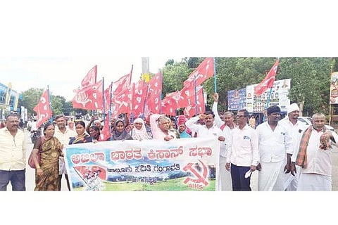 ಗಂಗಾವತಿ ಶ್ರೀಕೃಷ್ಣದೇವರಾಯ ವೃತ್ತದಲ್ಲಿ ಅಖಿಲ ಭಾರತ ಕಿಸಾನ್ ಸಭಾ ತಾಲೂಕು ಸಮಿತಿ ಸದಸ್ಯರು ಪ್ರತಿಭಟನೆ ನಡೆಸಿದರು. ಸಮಿತಿ ಜಿಲ್ಲಾಧ್ಯಕ್ಷ ಎ.ಹುಲುಗಪ್ಪ, ಸಂಚಾಲಕ ಎ.ಎಲ್.ತಿಮ್ಮಣ್ಣ,  ಪದಾಧಿಕಾರಿಗಳಾದ ಮಂಜುನಾಥ, ಲಕ್ಷ್ಮಣ  ನಾಯಕ ಕಾರಟಗಿ, ಶೇಖಮ್ಮ, ಗಂಗಮ್ಮ ಇತರರಿದ್ದರು.