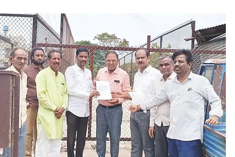 ಗಂಗಾವತಿಯಲ್ಲಿ ನಗರಸಭೆ ಪರಿಸರ ಇಂಜಿನಿಯರ್ ಶರಣಪ್ಪಗೆ ದುರ್ಗಮ್ಮನಹಳ್ಳ ಸ್ವಚ್ಛತಾ ಅಭಿಯಾನದ ಸದಸ್ಯರು ಮನವಿ ಸಲ್ಲಿಸಿದರು. ಸಂಚಾಲಕ ಡಾ.ಶಿವಕುಮಾರ ಮಾ.ಪಾಟೀಲ್, ನಗರಸಭೆ ಮಾಜಿ ಸದಸ್ಯರಾದ ಉಮೇಶ್ ಸಿಂಗನಾಳ, ನವೀನ ಮಾ.ಪಾಟೀಲ್, ಅಭಿಯಾನದ ಸದಸ್ಯರಾದ ಪ್ರಹ್ಲಾದ್ ಕುಲಕರ್ಣಿ, ಬಸವರಾಜ ಮ್ಯಾಗಳಮನಿ, ಸಂದೇಶ್ ಹಿರೇಮಠ ಇತರರಿದ್ದರು.