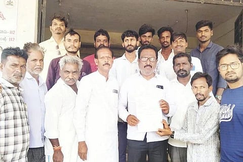 ಶಿಕ್ಷಕರನ್ನು ಬೋಧನೆ ಹೊರತುಪಡಿಸಿ ಅನ್ಯ ಕಾರ್ಯಗಳಿಗೆ ನಿಯೋಜನೆ ಮಾಡದಂತೆ ಒತ್ತಾಯಿಸಿ  ಗಂಗಾವತಿ ತಾಲೂಕಾಡಳಿತ ಸೌಧದ ಕಚೇರಿ ಮುಂದೆ ಸರ್ವಾಂಗೀಣ ಅಭಿವೃದ್ಧಿ ಹೋರಾಟ ಸಮಿತಿ ಸದಸ್ಯರು ಪ್ರತಿಭಟಿಸಿ, ಬೇಡಿಕೆ ಮನವಿಯನ್ನು ಗ್ರೇಡ್ 2 ತಹಸೀಲ್ದಾರ್ ಮಹಾಂತಗೌಡಗೌಡರ್‌ಗೆ ಸಲ್ಲಿಸಿದರು. ಅಧ್ಯಕ್ಷ ಬಸವರಾಜ ಮ್ಯಾಗಳಮನಿ, ಪದಾಧಿಕಾರಿಗಳಾದ  ಚಂದ್ರು ನಿಸರ್ಗ, ಜಡಿಯಪ್ಪ ಹಂಚಿನಾಳ, ರಾಘವೇಂದ್ರ ಕಡೇಬಾಗಿಲು, ರಾಮಣ್ಣ ರುದ್ರಾಕ್ಷಿ ಇತರರಿದ್ದರು.