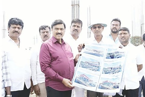 ಗಂಗಾವತಿ- ಕನಕಗಿರಿ ರಸ್ತೆಯಲ್ಲಿ ಕೆಕೆಆರ್‌ಟಿಸಿ ವಿಶೇಷ ಅನುದಾನದಡಿ 18 ಕೋ.ರೂ.ವೆಚ್ಚದಲ್ಲಿ ನಿರ್ಮಾಣವಾಗುತ್ತಿರುವ ಸ್ಯಾಟಲೈಟ್ ಕೇಂದ್ರೀಯ ಬಸ್ ನಿಲ್ದಾಣದ ಕಾಮಗಾರಿಯನ್ನು ಶಾಸಕ ಗಾಲಿ ಜನಾರ್ದನರೆಡ್ಡಿ ವೀಕ್ಷಿಸಿದರು. ಬಿಜೆಪಿ ಜಿಲ್ಲಾ ಮಾಜಿ ಅಧ್ಯಕ್ಷ ಸಿಂಗನಾಳ ವಿರೂಪಾಕ್ಷಪ್ಪ, ಪ್ರಮುಖರಾದ ಯಮನೂರ ಚೌಡ್ಕಿ, ವೀರೇಶ ಬಲ್ಕುಂದಿ ಇತರರಿದ್ದರು.