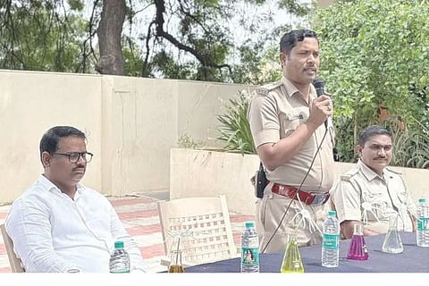 ಕಂಪ್ಲಿ ರಸ್ತೆಯ ಶ್ರೀ ವಿದ್ಯಾನಿಕೇತನ ಪಿಯು ಕಾಲೇಜಿನಲ್ಲಿ ನಗರ ಪೊಲೀಸ್ ಠಾಣೆಯಿಂದ ಹಮ್ಮಿಕೊಂಡ ಅಂತಾರಾಷ್ಟ್ರೀಯ ಮಾದಕ ವ್ಯಸನ ಮತ್ತು ಕಳ್ಳ ಸಾಗಣೆ ವಿರೋಧಿ ದಿನದಲ್ಲಿ ನಗರ ಪಿಐ ಪ್ರಕಾಶ ಆರ್. ಯಾತನೂರ್ ಮಾತನಾಡಿದರು. ಎಎಸೈ ಶಿವಶರಣಪ್ಪ, ಪ್ರಾಚಾರ್ಯ ಉಮಾಶಂಕರ ಇದ್ದರು.