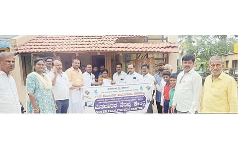 ಕೇಸರಹಟ್ಟಿಯಲ್ಲಿ ಮತದಾರರ ಪಟ್ಟಿಯ ವಿಶೇಷ ಪರಿಷ್ಕರಣೆ ಅಭಿಯಾನ (ಎಸ್‌ಐಆರ್) ಬಗ್ಗೆ ಜನರಲ್ಲಿ ಜಾಗೃತಿ ಮೂಡಿಸಲಾಯಿತು. ಆರಾಧನೆ ಸಮಿತಿ ಸದಸ್ಯ ವಿಶ್ವನಾಥ ಮಾ.ಪಾಟೀಲ್, ಗ್ರಾಪಂ ಮಾಜಿ ಅಧ್ಯಕ್ಷ ಬಸವರಾಜ್ ಹಳ್ಳಿ, ಪಿಎಸ್ಸೆಸ್ಸೆನ್ ಉಪಾಧ್ಯಕ್ಷ ಎಂ.ವಿಶ್ವನಾಥ, ಬಿಎಲ್‌ಒ  ಬಸವಂತಪ್ಪ ಇತರರಿದ್ದರು.