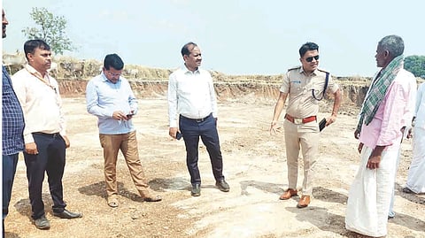 ಪರವಾನಗಿ ಪಡೆಯದೇ ಮರಮ್ ಅಕ್ರಮವಾಗಿ ಸಾಗಿಸಿದ ಪ್ರಕರಣಕ್ಕೆ ಸಂಬಂಧಿಸಿದಂತೆ ಗಂಗಾವತಿ ತಾಲೂಕಿನ ಹಣವಾಳಗೆ ಎಸಿ ಕ್ಯಾ.ಮಹೇಶ ಮಾಲಗಿತ್ತಿ ನೇತೃತ್ವದ ತಾಲೂಕಾಡಳಿತ ಅಧಿಕಾರಿಗಳ ತಂಡ ಶನಿವಾರ ಭೇಟಿ ನೀಡಿ ಪರಿಶೀಲಿಸಿತು. ಪ್ರಭಾರ ತಹಸೀಲ್ದಾರ್ ವಿಶ್ವನಾಥ ಮುರಡಿ, ಡಿವೈಎಸ್ಪಿ ಜೆ.ಎಸ್.ನ್ಯಾಮಗೌಡರ್ ಇತರರಿದ್ದರು.