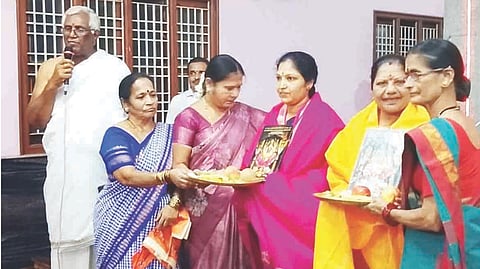 ಗಂಗಾವತಿ ಶಾರದಾನಗರದ ಶ್ರೀ ಶಾರದಾಂಬೆ ದೇವಾಲಯದಲ್ಲಿ ಹಿಂದು ಸಮ್ಮೇಳನ ಸಮಿತಿ ಸಂಚಾಲಕರಾದ ಕಂಚಿಕಾರಾಣಿ ರಾಯ್ಕರ್ ಮತ್ತು ಶಕುಂತಲಾ ವೈ ಕಲ್ಲೂರ್ ಅವರನ್ನು ಸನ್ಮಾನಿಸಲಾಯಿತು. ಶಾರದಾ ಮಹಿಳಾ ಭಜನಾ ಮಂಡಳಿಯ ಶ್ರೀದೇವಿ ಪುರಾಣಿಕ, ವಿದ್ಯಾವತಿ ಇದ್ದರು.