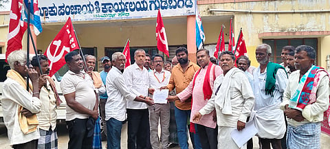ನರೇಗಾ ಉಳಿಸಿ, ವಿಬಿಜಿ ರಾಮ್​ಜಿ ರದ್ದುಗೊಳಿಸುವಂತೆ ಒತ್ತಾಯಿಸಿ ಕರ್ನಾಟಕ ಕೃಷಿ ಕೂಲಿಕಾರರ ಮತ್ತು ಗ್ರಾಮೀಣ ಕಾರ್ಮಿಕರ ಸಂ ಹಾಗೂ ತಾಲೂಕು ಸಿಪಿಎಂ ಪಕ್ಷದ ಮುಖಂಡರು ತಾಲೂಕು ಪಂಚಾಯಿತಿ ಕಾರ್ಯನಿರ್ವಾಹಕ ಅಧಿಕಾರಿಯವರ ಪರವಾಗಿ  ಕಚೇರಿ ವ್ಯವಸ್ಥಾಪಕ ರಾಮಾಂಜಿ ಅವರಿಗೆ ಮನವಿ ಸಲ್ಲಿಸಿದರು. ಸಂದ ಪದಾಧಿಕಾರಿಗಳಾದ ದೊಡ್ಡ ವೆಂಕಟರಾಯಪ್ಪ, ರಮಣ, ವೆಂಕಟರೋಣಪ್ಪ, ಆದಿನಾರಾಯಣಪ್ಪ, ವಿನೋದ್​ ಕುಮಾರ್​, ನಾಗರಾಜ, ಗಂಗರಾಜ, ಅಶ್ವತ್ಥಪ್ಪ, ಲ್ಮನರಸಪ್ಪ, ಅಂಜಿನಪ್ಪ ಇತರರು ಇದ್ದರು.