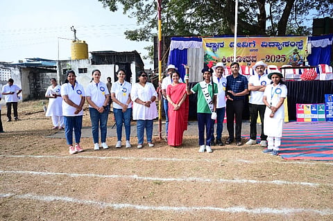ಹಗರೆಯ ಸರ್ಕಾರಿ ಪ್ರಾಥಮಿಕ ಹಿರಿಯ ಶಾಲಾ ಆವರಣದಲ್ಲಿ ಆಯೋಜಿಸಿದ್ದ ಕ್ರೀಡೋತ್ಸವದಲ್ಲಿ ಗಣ್ಯರು ಪಾಲ್ಗೊಂಡಿದ್ದರು. ಡಾ.ಸುಜಾತಾ, ಮಮತಾ, ಮಂಜೇಗೌಡ, ಲಾವಣ್ಯಾ, ಕೋಮಲಾ, ಸತೀಶ್, ಗುರುರಾಜ್ ಇತರರಿದ್ದರು
