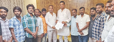 ಎಸ್​ಸಿ-ಎಸ್​ಟಿ ಅನುದಾನದಲ್ಲಿ ನಡೆದಿರುವ ದುರುಪಯೋಗವನ್ನು ತನಿಖೆ ನಡೆಸುವಂತೆ ಒತ್ತಾಯಿಸಿ ಭಾರತೀಯ ದಲಿತ ಪ್ಯಾಂಥರ್​ ಸಂಟನೆ ತಾಲೂಕು ಟಕದಿಂದ ಬುಧವಾರ ಶಾಸಕ ಡಾ.ಸಿದ್ದಲಿಂಗಪ್ಪ ಪಾಟೀಲ್​ ಅವರಿಗೆ  ಮನವಿ ಸಲ್ಲಿಸಲಾಯಿತು. ಅಧ್ಯ ಗಣಪತಿ ಅಷ್ಟೂರೆ, ಪ್ರಮುಖರಾದ ಸುಶೀಲಕುಮಾರ ಭೋಲಾ, ಅನಂತ ಮಾಳಗೆ ಇತರರಿದ್ದರು.