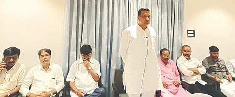 ಹುಮನಾಬಾದ್​ನಲ್ಲಿ ತಾಲೂಕು ಬಿಜೆಪಿ ಘಟಕದಿಂದ ಗುರುವಾರ ಸಂಜೆ ಹಮ್ಮಿಕೊಂಡಿದ್ದ ಪತ್ರಿಕಾ ದಿನಾಚರಣೆಯಲ್ಲಿ ಶಾಸಕ ಡಾ.ಸಿದ್ದಲಿಂಗಪ್ಪ ಪಾಟೀಲ್​ ಮಾತನಾಡಿದರು. ಪ್ರಮುಖರಾದ ಬಸವರಾಜ ಆರ್ಯ, ಅನಿಲ್​ ಪಸರ್ಗಿ, ವಿಶ್ವನಾಥ ಪಾಟೀಲ್​ ಮಾಡಗೂಳ, ಮಲ್ಲಿಕಾರ್ಜುನ ಪಾಟೀಲ್​, ಸಂಜೀವಕುಮಾರ ಜುನ್ನಾ, ಕೃಷ್ಣಾಚಾರ್ಯ ಇತರರಿದ್ದರು.