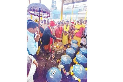 ಮೈಲಾರಲಿಂಗೇಶ್ವರ ಸ್ವಾಮಿ ದೇವಸ್ಥಾನದಲ್ಲಿ ಒಂಬತ್ತು ತಾತ್ಕಾಲಿಕ ಉಂಡಿಗಳಿಗೆ ಭಾನುವಾರ ವಂಶಪಾರಂಪರ್ಯ ಧರ್ಮಕರ್ತ ಗುರು ವೆಂಕಪ್ಪಯ್ಯ ಒಡೆಯರ್ ಪೂಜೆ ಸಲ್ಲಿಸಿದರು. ದೇವಸ್ಥಾನದ ಇಒ ಮಲ್ಲಪ್ಪ, ಪ್ರಧಾನ ಅರ್ಚಕ ಪ್ರಮೋದ್ ಭಟ್ ಹಾಗೂ ಇತರರಿದ್ದರು.