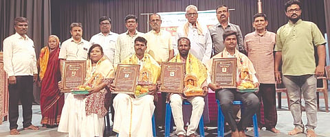 ಹಾನಗಲ್ಲ ತಾಲೂಕಿನ ಶೇಷಗಿರಿಯಲ್ಲಿ ವಿಶ್ವ ರಂಗಭೂಮಿ ದಿನಾಚರಣೆ ಸಂದರ್ಭದಲ್ಲಿ ರಂಗ ಕಲಾವಿದರನ್ನು ಸನ್ಮಾನಿಸಲಾಯಿತು. ಎಸ್.ಎಸ್. ಮೂರಮಟ್ಟಿ, ಡಾ.ಎಂ.ಪ್ರಸನ್ನಕುಮಾರ, ಸಂತೋಷ ಸಂಕೊಳ್ಳಿ ಇತರರಿದ್ದರು.