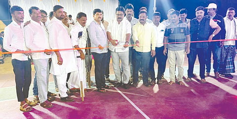 ಹಾನಗಲ್ಲ ತಾಲೂಕಿನ ರಾಮತೀರ್ಥ ಹೊಸಕೊಪ್ಪ ಗ್ರಾಮದಲ್ಲಿ ಆಯೋಜಿಸಿದ್ದ ಹೊನಲು ಬೆಳಕಿನ ಮ್ಯಾಟ್ ಕಬಡ್ಡಿ ಪಂದ್ಯಾವಳಿಯನ್ನು (Kabaddi tournament)ಕೆಪಿಸಿಸಿ ಕಾರ್ಯದರ್ಶಿ ಪ್ರಕಾಶಗೌಡ ಪಾಟೀಲ ಉದ್ಘಾಟಿಸಿದರು. 