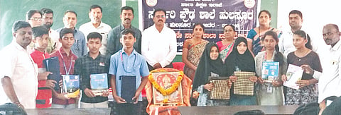 ಹುಲಸೂರಿನ ಸರ್ಕಾರಿ ಪ್ರೌಢಶಾಲೆ ಆವರಣದಲ್ಲಿ ಸೋಮವಾರ ಶಾಲಾ ಪ್ರಾರಂಭೋತ್ಸವದ ನಿಮಿತ್ತ ವಿದ್ಯಾರ್ಥಿಗಳಿಗೆ ಉಚಿತ ಸಮವಸ ಹಾಗೂ ಪಠ್ಯಪುಸ್ತಕ ವಿತರಿಸಲಾಯಿತು. ಎಸ್​ಡಿಎಂಸಿ ಅಧ್ಯ ರಾಜಕುಮಾರ ಚಾಂಗಲೂರೆ,  ಸೂರ್ಯಕಾಂತ ಅಡಕ್ಕೆ, ದೇವಿಂದ್ರ ನಂಜವಾಡೆ, ಅಬ್ದುಲ್​ ಹಕ್​, ಪುಷ್ಪ ಕಾರಬರಿ ಇತರರಿದ್ದರು.