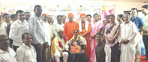ಹುಲಸೂರಿನ ಗುರು ಬಸವೇಶ್ವರ ಕಲ್ಯಾಣ ಮಂಟಪದಲ್ಲಿ ಶನಿವಾರ ಆಯೋಜಿಸಿದ್ದ ನಿವೃತ್ತ ಶಿಕ್ಷಕ ಓಂಕಾರ ವಾಂಜರಖೇಡೆ ದಂಪತಿಯನ್ನು ಸನ್ಮಾನಿಸಲಾಯಿತು. ಶ್ರೀ ಡಾ.ಶಿವಾನಂದ ಸ್ವಾಮೀಜಿ, ಸಾಯಿಗಾಂವದ ಶ್ರೀ ಶಿವಾನಂದ ಸ್ವಾಮೀಜಿ,  ಗ್ರಾಪಂ ಅಧ್ಯಕ್ಷೆ ದೀಪಾರಾಣಿ ಭೋಸ್ಲೆ, ತಹಸೀಲ್ದಾರ್​ ಶಿವಾನಂದ ಮೇತ್ರೆ, ಬಿಇಒ ಸಿದ್ದವಿರಯ್ಯ ರುದನೂರು, ನಾಗರಾಜ ಹಾವಣ್ಣ, ಲತಾ ಹಾರಕೂಡೆ, ಸುಧೀರ ಕಾಡಾದಿ, ಪುಷ್ಪಾ ಪಾಟೀಲ್​, ಶಾಂತಮ್ಮ ಇತರರಿದ್ದರು.