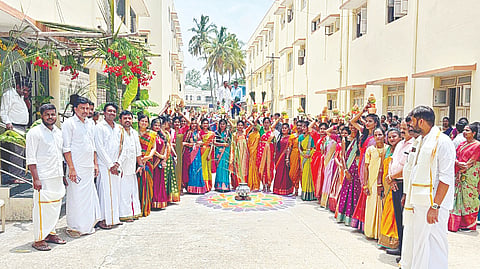   ಹೊಳೆನರಸೀಪುರ ತಾಲೂಕಿನ ಹರದನಹಳ್ಳಿ ಮಾದರಿ ವಸತಿ ಸರ್ಕಾರಿ ಪ್ರಥಮ ದರ್ಜೆ ಕಾಲೇಜಿನಲ್ಲಿ ಸೋಮವಾರ ಹಮ್ಮಿಕೊಂಡಿದ್ದ ಜನಪದ ಉತ್ಸವ ಹಾಗೂ ಸಾಂಪ್ರದಾಯಿಕ ದಿನಾಚರಣೆ ಕಾರ್ಯಕ್ರಮದಲ್ಲಿ ಕನ್ನಡ ಉಪನ್ಯಾಸಕ ಎಚ್.ಕೆ. ಅಶೋಕ್, ಪ್ರಾಂಶುಪಾಲ ಜಿ. ಮಂಜುನಾಥ, ನಿಲಯ ಪಾಲಕಿ ಜ್ಞಾನೇಶ್ವರಿ ಇತರರು ಇದ್ದರು. 