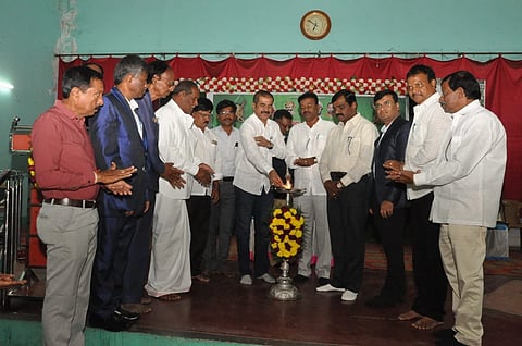 ಕೊಳ್ಳೇಗಾಲ ಪಟ್ಟಣದ ಗುರುಭವನದಲ್ಲಿ ಭಾನುವಾರ ಶ್ರೀ ಮಹರ್ಷಿ ವಾಲ್ಮೀಕಿ ಪ್ರತಿಷ್ಠಾನ ಕೊಳ್ಳೇಗಾಲ ವತಿಯಿಂದ ಆಯೋಜಿಸಿದ್ದ ಸಂವಿಧಾನ ಜಾಗೃತಿ ವಿಚಾರ ಸಂಕಿರಣ ಕಾರ್ಯಕ್ರಮ ಹಾಗೂ ಕಾಯಕಯೋಗಿ ವಾಲ್ಮೀಕಿ ಸೇವಾರತ್ನ ಪ್ರಶಸ್ತಿ ಪ್ರದಾನ ಸಮಾರಂಭಕ್ಕೆ ಬೆಂಗಳೂರು ಪರಿಶಿಷ್ಟ ವರ್ಗಗಳ ಕಲ್ಯಾಣ ಇಲಾಖೆ ಜಂಟಿ ನಿರ್ದೇಶಕ ಡಾ.ಕೆ.ಆರ್.ರಾಜಕುಮಾರ್ ಚಾಲನೆ ನೀಡಿದರು. ಕೆ.ಎಸ್.ಮೃತ್ಯುಂಜಯ, ರಾಮಚಂದ್ರ, ಎಚ್.ಎಸ್.ಮಂಜುನಾಥ್, ಪ್ರೊ.ನಂಜುಂಡಸ್ವಾಮಿ ಹರದನಹಳ್ಳಿ, ಲೋಕೇಶ್, ಭೋಗ ನಾಯಕ ಇತರರು ಇದ್ದರು.