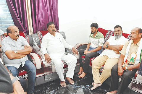 ವಿವಾಹ ಆರಕ್ಷತೆಗೆ ತೆರಳುವಾಗ ಚಾಕು ಇರಿತಕೊಳಗಾಗಿದ್ದ ರವೀಶ್ ಅವರನ್ನು ಶಾಸಕ ಎ.ಆರ್.ಕೃಷ್ಣಮೂರ್ತಿ ಭೇಟಿ ಮಾಡಿ ಆರೋಗ್ಯ ವಿಚಾರಿಸಿದರು. ಪ್ರಭು ಪ್ರಸಾದ್, ರಮೇಶ್, ಮಂಜುನಾಥ್, ತೋಟೇಶ್ ಇದ್ದರು.