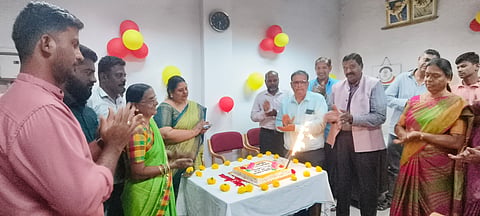 ಕೊಳ್ಳೇಗಾಲ ಉಪ ಅಂಚೆ ಕಚೇರಿ ಕಟ್ಟಡ 100 ವರ್ಷ ಪೂರೈಸಿದ ಹಿನ್ನೆಲೆಯಲ್ಲಿ ಕಚೇರಿ ನೌಕರರು ಹಾಗು ಏಜೆಂಟರು ಕೇಕ್ ಕತ್ತರಿಸಿ ಪರಸ್ಪರ ಸಿಹಿ ವಿನಿಮಯ ಮಾಡಿಕೊಳ್ಳುವ ಮೂಲಕ ಶತಮಾನೋತ್ಸವ ಆಚರಣೆ ಮಾಡಿದರು.