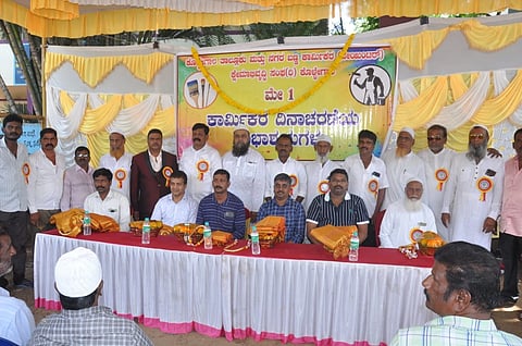 ಕೊಳ್ಳೇಗಾಲದಲ್ಲಿ ತಾಲೂಕು ಮತ್ತು ನಗರ ಬಣ್ಣ ಕಾರ್ಮಿಕರ ಕ್ಷೇಮಾಭಿವೃದ್ಧಿ ಸಂಘದಿಂದ ಕಾರ್ಮಿಕರ ದಿನ ಆಚರಿಸಲಾಯಿತು. ಪ್ರಸಾದ್, ಮೋಹನ್, ಪ್ರವೀಣ್, ರಾಜೇಶ್, ಶಶಿಕುಮಾರ್ ಇತರರು ಇದ್ದರು.