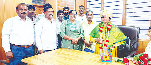ಕೊಳ್ಳೇಗಾಲ ನಗರಸಭೆಯ ನೂತನ ಪೌರಾಯುಕ್ತರಾಗಿ ರುದ್ರಮ್ಮ ಶರಣಯ್ಯ ಅವರು ಗುರುವಾರ ಅಧಿಕಾರ ವಹಿಸಿಕೊಂಡರು.