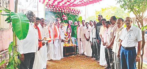 ಕೊಳ್ಳೇಗಾಲದ ಮಹದೇಶ್ವರ ಸರ್ಕಾರಿ ಪ್ರಥಮ ದರ್ಜೆ ಕಾಲೇಜು ರಸ್ತೆಯಲ್ಲಿರುವ  ಶಿವಕುಮಾರ ಸ್ವಾಮೀಜಿ ವೃತ್ತದಲ್ಲಿ ಬುಧವಾರ ಶ್ರೀ ಶಿವಕುಮಾರ ಸ್ವಾಮೀಜಿ ಬಡಾವಣೆ ನಿವಾಸಿಗಳು ಮತ್ತು ಭಕ್ತ ವೃಂದದ ವತಿಯಿಂದ ಲಿಂ. ಶ್ರೀ ಶಿವ ಕುಮಾರ ಸ್ವಾಮೀಜಿ ಜಯಂತಿ ಆಚರಣೆ ಮಾಡಲಾಯಿತು. ಇಂದ್ರಕುಮಾರ್, ಮಲ್ಲೇಶಪ್ಪ, ಕೆ.ಕೆ ದೊಡ್ಡಿ ಬಸವರಾಜು,  ಸೋಮಶೇಖರ್, ಶಾಂತರಾಜು, ಪ್ರಕಾಶ್, ಸುಮಾ ಇತರರು ಇದ್ದರು.