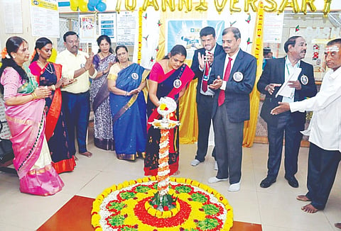 ಕೊಳ್ಳೇಗಾಲ ಪಟ್ಟಣದ ಎಲ್‌ಐಸಿ ಕಚೇರಿಯಲ್ಲಿ ಆಯೋಜಿಸಿದ್ದ 70ನೇ ವಾರ್ಷಿಕೋತ್ಸ ಸಮಾರಂಭದಲ್ಲಿ ಭಾರತಿ, ಜಿ.ಎನ್.ಮಹದೇವ ಸ್ಬಾಮಿ, ವೆಂಕಟೇಶ್, ಬಿ.ಮಹೇಶ್, ಬಾಲ ಮುರಳಿ, ಮಂಜುನಾಥ್ ಹೆಗಡೆ ಇದ್ದರು.