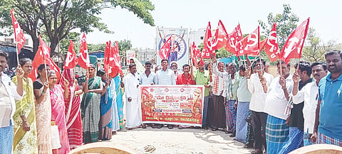 ಕಾನಹೊಸಹಳ್ಳಿಯಲ್ಲಿ ಕೂಡ್ಲಿಗಿ ತಾಲೂಕು ಸೆಂಟರ್ ಆಫ್ ಇಂಡಿಯನ್ ಟ್ರೇಡ್ ಯೂನಿಯನ್ ಸಂಘದಿಂದ ಕಾರ್ಮಿಕರ ದಿನ ಆಚರಿಸಲಾಯಿತು. 