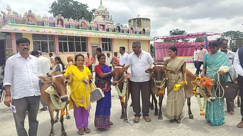 ಕನಕಪುರ ರೋಟರಿ ಸಂಸ್ಥೆ ವತಿಯಿಂದ ತಿಗಳರಹೊಸಹಳ್ಳಿಯಲ್ಲಿ ಮಹಿಳೆಯರಿಗೆ ಉಚಿತ ಹಸು ವಿತರಣೆ ಮಾಡಲಾಯಿತು. ರೋಟರಿ ಸಂಸ್ಥೆಯ ಶ್ರೀಧರ್, ಸಿದ್ದರಾಜು, ಭಾನುಪ್ರಕಾಶ್, ಪ್ರಭಾಕರ್, ಪ್ರಕಾಶ್ ಇದ್ದ್ದರು. 