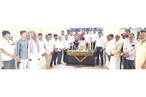 ಕಂಪ್ಲಿ ತಹಸಿಲ್ ಕಚೇರಿ ಸಭಾಂಗಣದಲ್ಲಿ ಆಯೋಜಿಸಿದ್ದ ಮಡಿವಾಳ ಮಾಚಿದೇವ ಜಯಂತ್ಯುತ್ಸವದಲ್ಲಿ ತಹಸೀಲ್ದಾರ್ ಜೂಗಲ ಮಂಜುನಾಯಕ ಮಾತನಾಡಿದರು. ಮಡಿವಾಳ ಸಂಘದ ಪದಾಧಿಕಾರಿಗಳಾದ ಕೆ.ವಿರೂಪಾಕ್ಷಿ, ಅಯ್ಯೋಧಿ ಹನುಮಂತಪ್ಪ, ಎಲ್‌ಐಸಿ ಈರಣ್ಣ, ಗೃಹರಕ್ಷಕ ದಳದ ಈರಣ್ಣ, ರಾಜು, ಗಣೇಶ, ಕೃಷ್ಣ, ರಾಜೇಶ ಬಾದರ್ಲಿ ಇತರರಿದ್ದರು.