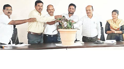 ಕಂಪ್ಲಿ ತಾಪಂ ಸಭಾಂಗಣದಲ್ಲಿ ವಿಬಿ ಜಿ ರಾಮ್ ಜಿ ಕಾರ್ಯಾಗಾರಕ್ಕೆ ನೀರಾವರಿ ಇಲಾಖೆ ಎಇಇ ಎ.ಶ್ರೀನಿವಾಸ್ ಚಾಲನೆ ನೀಡಿದರು. ಕುರುಗೋಡಿನ ತಾಪಂ ಸಹಾಯಕ ನಿರ್ದೇಶಕ ಶಿವರಾಮರೆಡ್ಡಿ, ಕೃಷಿ ಇಲಾಖೆ ಸಹಾಯಕ ನಿರ್ದೇಶಕ ಸಿ.ಎ.ಮಂಜುನಾಥರೆಡ್ಡಿ, ಕೃಷಿ ಅಧಿಕಾರಿ ಟಿ.ಜ್ಯೋತಿ, ತಾಪಂ ಸಹಾಯಕ ಲೆಕ್ಕಾಧಿಕಾರಿ ಎಂ.ನಾರಾಯಣಸ್ವಾಮಿ, ಸಹಾಯಕ ನಿರ್ದೇಶಕ ಶ್ರೀಶೈಲಗೌಡ ಇತರರಿದ್ದರು.