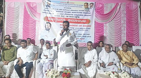  ಕೂಡಲಸಂಗಮ ಸಮುದಾಯ ಆರೋಗ್ಯ ಕೇಂದ್ರ ಆವರಣದಲ್ಲಿ ನಡೆದ ಮೂಲ ಸೌಕರ್ಯಗಳ ಉನ್ನತೀಕರಣ ಕಾಮಗಾರಿ ಉದ್ಘಾಟನಾ ಸಮಾರಂಭದಲ್ಲಿ ಶಾಸಕ ವಿಜಯಾನಂದ ಕಾಶಪ್ಪನವರ ಮಾತನಾಡಿದರು. ನಿವೃತ್ತ ಶಿಕ್ಷಕ ಎಸ್.ಎಂ. ಪುರಾಣಿಕ, ಮುಖಂಡರಾದ ಜಿ.ಜಿ. ಬಾಗೇವಾಡಿ, ಶೇಖರಗೌಡ ಗೌಡರ, ಸಂಗಣ್ಣ ಬಾಗೇವಾಡಿ, ಮಹಾಂತೇಶ ಲಗಮ್ಮನವರ, ಮುತ್ತಣ್ಣ ಕುರಿ ಮತ್ತಿತರರಿದ್ದಾರೆ.