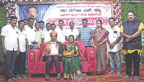 ನಿವೃತ್ತಿ ಹೊಂದಿದ ವೈದ್ಯ ರಮೇಶ ಸನ್ನಿ ದಂಪತಿಗೆ ಕೂಡಲಸಂಗಮ ಗ್ರಾಮಸ್ಥರು ಸನ್ಮಾನಿಸಿ, ಗೌರವಿಸಿದರು. ಮುಖಂಡ ಜಿ.ಜಿ. ಪಾಟೀಲ, ಗಂಗಣ್ಣ ಬಾಗೇವಾಡಿ, ಮುತ್ತಣ್ಣ ಕುರಿ, ಪ್ರವೀಣ ಹಡಗಲಿ, ಚಿದಾನಂದ ಬಡಿಗೇರ, ವಸಂತ ದೇಶಪಾಂಡೆ ಇತರರಿದ್ದರು.