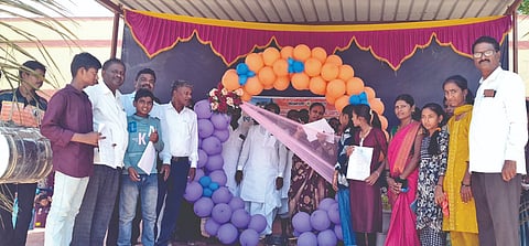  ಕೂಡಲಸಂಗಮ ಕರ್ನಾಟಕ ಪಬ್ಲಿಕ್ ಶಾಲೆಯಲ್ಲಿ ಶಾಲಾ ಪ್ರಾರಂಭೋತ್ಸವ, ದಾಖಲಾತಿ ಆಂದೋಲನಕ್ಕೆ ಕ್ಷೇತ್ರ ಶಿಕ್ಷಣಾಧಿಕಾರಿ ಜಾಸ್ಮೀನ್ ಕಿಲ್ಲೆದಾರ ಚಾಲನೆ ನೀಡಿದರು. ಎಸ್‌ಡಿಎಂಸಿ ಅಧ್ಯಕ್ಷ ಮುತ್ತಣ್ಣ ಕುರಿ, ಮುಖ್ಯಗುರು ಮಾತೆ ಎಸ್.ಬಿ.ಈಟಿ, ಕ್ಷೇತ್ರ ಸಮನ್ವಯಾಧಿಕಾರಿ ಸದಾಶಿವ ಗುಡಗುಂಟಿ, ಬಿಆರ್‌ಪಿ ವಿನೋದಕುಮಾರ ಭೋವಿ, ಶಿಕ್ಷಣ ಸಂಯೋಜಕ ಎಂ.ಎಚ್.ಮೂಲಿಮನಿ ಇತರರಿದ್ದರು. 