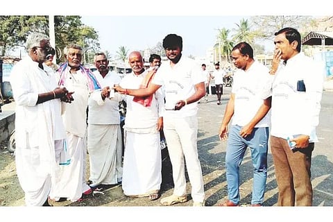 ಕುರುಗೋಡು ತಾಲೂಕಿನ ಬಾದನಹಟ್ಟಿಯಲ್ಲಿ ತೆರಿಗೆ ವಸೂಲಾತಿ ಆಂದೋಲನ ನಡೆಯಿತು. ಪಿಡಿಒ ಅನಿಲ್, ಸಿಬ್ಬಂದಿ ಬೊಳಾಡಯ್ಯ ಸ್ವಾಮಿ, ಮೇಟಿ ಆಗಲೂರಪ್ಪ, ಹನುಮಂತ ರೆಡ್ಡಿ, ದಿಡ್ಡಿ ಕರೆಪ್ಪ, ವಿರೂಪಾಕ್ಷಿ ಇತರರಿದ್ದರು.
