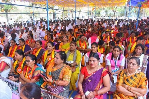 ಕನ್ನಡ ಸಾಹಿತ್ಯ ಸಮ್ಮೇಳನ ಕಾರ್ಯಕ್ರಮದಲ್ಲಿ ಪಾಲ್ಗೊಂಡ ಜನಸ್ತೋಮ.