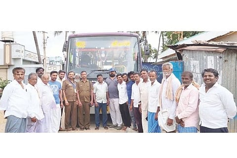 ಕಂಪಸಾಗರ ಗ್ರಾಮಕ್ಕೆ ಬಸ್ ಸಂಚಾರ ಆರಂಭವಾದ ಕಾರಣ ಗ್ರಾಮಸ್ಥರು ಪೂಜೆ ಸಲ್ಲಿಸುವ ಮೂಲಕ ಸಂಚಾರಕ್ಕೆ ಚಾಲನೆ ನೀಡಿದರು.
