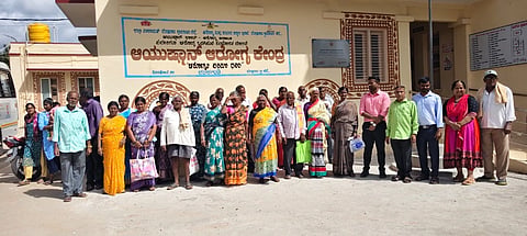 ನಂದಗುಡಿ ಪ್ರಾಥಮಿಕ ಆರೋಗ್ಯ ಕೇಂದ್ರದಲ್ಲಿ ಹಮ್ಮಿಕೊಂಡಿದ್ದ ಉಚಿತ ಕಣ್ಣಿನ ಪೊರೆ ತಪಾಸಣಾ ಮತ್ತು ಶಸ್ತಚಿಕಿತ್ಸಾ ಶಿಬಿರದಲ್ಲಿ ಆರೋಗ್ಯಾಧಿಕಾರಿ ಡಾ.ವಿನಯ್​, ನೇತ್ರ ತಪಾಸಣಾ ಅಧಿಕಾರಿ ನಾಗರಾಜ್​, ಕೆ.ಸಿ.ಜನರಲ್​ ಆಸ್ಪತ್ರೆಯ ಡಾ.ಪೂರ್ಣಿಮಾ, ಫಣೀಂದ್ರ, ವೆಂಕಟಾಚಲಯ್ಯ ಇದ್ದರು.