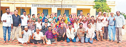 ನಾಗಮಂಗಲ: ಸರ್ಕಾರಿ ಶಾಲೆಗಳಲ್ಲಿ ಗುರು, ಶಿಷ್ಯರ ನಡುವಿನ ಬಾಂಧವ್ಯ ಪಠ್ಯದ ಜತೆಗೆ ತಮ್ಮ ಕುಟುಂಬದಲ್ಲಿ ಒಬ್ಬರಂತೆ ಇರುತ್ತದೆ ಎಂದು ನಿವೃತ್ತ ಶಿಕ್ಷಕ ಎಸ್.ಕೆ.ಹನುಮೇಗೌಡ ಹೇಳಿದರು.