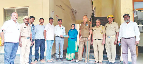 ಕೆಎಸ್‌ಆರ್‌ಟಿಸಿ ಅಧಿಕಾರಿ, ಸಿಬ್ಬಂದಿಗಳ ಸಮ್ಮುಖದಲ್ಲಿ ಯೋಧ ಮಾಬುಸಾಬ ಸುರೇಬಾನ ಗುರುವಾರ ರೇಣುಕಾ ಅವರಿಗೆ ಬಂಗಾರದ ಚೈನ್, ನಗದು ಹಸ್ತಾಂತರಿಸಿದರು.