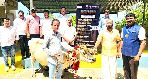 ಬೆಂಗಳೂರು ಉತ್ತರ ತಾಲೂಕಿನ ದಾನಸಪುರ ಹೋಬಳಿಯ ಹುಚ್ಚನಪಾಳ್ಯ ಗ್ರಾಮದಲ್ಲಿ ಹಮ್ಮಿಕೊಂಡಿದ್ದ ಕಾರ್ಯಕ್ರಮದಲ್ಲಿ ರೋಟರಿ ಸಂಸ್ಥೆಯಿಂದ ಕಾಮಧೇನು ಕಾರ್ಯಕ್ರಮದಡಿ ರೈತರಿಗೆ ಹಸುವನ್ನು ನೀಡಲಾಯಿತು. ರೋಟರಿ ಸಂಸ್ಥೆ ಕಾರ್ಯದರ್ಶಿ ಆರ್​.ರವಿಕುಮಾರ್​, ಜಂಟಿ ಕಾರ್ಯದರ್ಶಿ ಸಿ.ಸೋಮಶೇಖರ್​, ಮಾಜಿ ಅಧ್ಯಕ್ಷ ಎನ್​.ಜಿ. ನಾಗರಾಜು, ನಿಯೋಜಿತ ಅಧ್ಯಕ್ಷ ಕೆ.ಎಸ್​. ಲೋಕೇಶ್​, ಎನ್​.ಜಿ. ಚಂದ್ರಕುಮಾರ್​ ಇದ್ದರು.