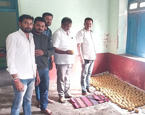 ನೆಲಮಂಗಲದಹಿಪ್ಪೆ ಆಂಜನೇಯಸ್ವಾಮಿ ದೇವಾಲಯದಲ್ಲಿ ಹನುಮ ಜಯಂತಿ ಪ್ರಯುಕ್ತ ಲಡ್ಡು ತಯಾರಿಕೆಯನ್ನುನಗರಸಭೆ ಸದಸ್ಯ ಗಂಗಾಧರ್​ ರಾವ್​, ್ಲ ರುದ್ರೇಶ್ವರ ಕೋ ಆಪರೇಟಿವ್​ ಬ್ಯಾಂಕ್​ ನಿರ್ದೇಶಕ ಜಗದೀಶ್​, ಕನ್ನಡಾಂಬೆ ಯುವಕರ ಪ್ರಧಾನ ಕಾರ್ಯದರ್ಶಿ ಮರಿಯಪ್ಪ, ಉಪಾಧ್ಯಕ್ಷ ಮುರಳಿ , ಮುಖಂಡ ಕಾಂತರಾಜು ಪರಿಶೀಲಿಸಿದರು. 