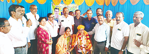 ನುಗ್ಗೇಹಳ್ಳಿ ದರ್ಶಿನಿ ಬಾಲಕಿಯರ ಪ್ರೌಢಶಾಲಾ ಆವರಣದಲ್ಲಿ ಆಯೋಜಿಸಿದ್ದ ಅಭಿನಂದನಾ ಕಾರ್ಯಕ್ರಮದಲ್ಲಿ ನಿವೃತ್ತ ಡಿ ಗ್ರೂಪ್ ನೌಕರ ನಂಜುಂಡೇಗೌಡ ಹಾಗೂ ಅವರ ಪತ್ನಿ ಶೋಭಾ ಅವರನ್ನು ಸನ್ಮಾನಿಸಲಾಯಿತು. ಎನ್.ಡಿ. ಜಯರಾಮ್, ಸತೀಶ್, ಜಗದೀಶ್, ಲಕ್ಷ್ಮಣ್, ದೀಪಾ ಇತರರು ಇದ್ದರು.  