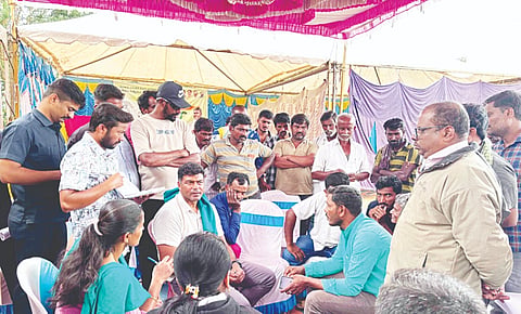 ಪಾಂಡವಪುರ ತಾಲೂಕು ದೊಡ್ಡಬ್ಯಾಡರಹಳ್ಳಿಯಲ್ಲಿ ನಡೆಯುತ್ತಿರುವ ಸರ್ಕಾರಿ ಸೇವೆ ಮನೆ ಬಾಗಿಲಿಗೆ ಕಾರ್ಯಕ್ರಮದಲ್ಲಿ ಚಿರತೆ ಹಾವಳಿ ತಡೆಗಟ್ಟುವಂತೆ ರೈತರು ಶಾಸಕರಿಗೆ ಮನವಿ ಮಾಡಿದರು.