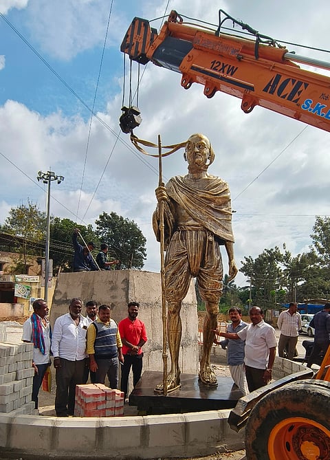 ಮಾಗಡಿ ಗಾಂಧೀಜಿ ವೃತ್ತದಲ್ಲಿ 14 ಅಡಿ ಎತ್ತರದ ಬೃಹತ್​ ಕಂಚಿನ ಪ್ರತಿಮೆ ನಿರ್ಮಿಸಿರುವುದು.  