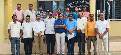 ಬಾಚೇನಹಟ್ಟಿ ಪ್ರೌಢಶಾಲೆ ಆವರಣದಲ್ಲಿ ಕೆಪಿಎಸ್​ ಶಾಲೆ ಆರಂಭಿಸುವ ಹಿನ್ನೆಲೆಯಲ್ಲಿ ಕೆ.ಕೃಷ್ಣಮೂರ್ತಿ ಸ್ಥಳಿಯ ಮುಖಂಡರೊಂದಿಗೆ ಭೇಟಿ ನೀಟಿ ಪರಿಶೀಲಿಸಿದರು. ಬಿಇಒ ರಾಜೇಗೌಡ, ತಾಪಂ ಮಾಜಿ ಅಧ್ಯಕ್ಷ ಧನಂಜಯ ನಾಯ್ಕ, ವಿಎಸ್ಸೆಸ್ಸೆನ್​ ಮಾಜಿ ಅಧ್ಯಕ್ಷ ಶಿವಮೂರ್ತಿ, ಗ್ರಾಪಂ ಮಾಜಿ ಅಧ್ಯಕ್ಷ ಪ್ರಕಾಶ್​ ಇತರರಿದ್ದರು.