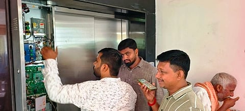  ಮಾಗಡಿ ಪಟ್ಟಣದ ಹೋಸಪೇಟೆ ಸರ್ಕಲ್ ನ ಕ್ಷೀರ ಭವನದ ಸಿಬ್ಬಂದಿ ವಿಡಿಯೋ ಕಾಲ್ ತಂತ್ರಜ್ಞಾನದ ನೆರವಿನಿಂದ ಲಿಫ್ಟ್ ತೆಗೆಯಲು ಯತ್ನಿಸುತ್ತಿರುವುದು.