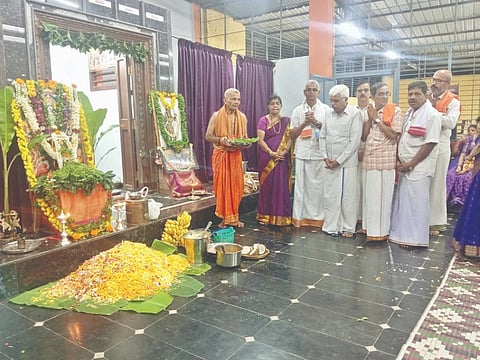 ರಿಪ್ಪನ್​ಪೇಟೆ ಶ್ರೀರಾಮ ಮಂದಿರದಲ್ಲಿ ಗೌಡ ಸಾರಸ್ವತ ಬ್ರಾಹ್ಮಣ ಸಮಾಜದಿಂದ ಶ್ರೀವಿಷ್ಣು ಸಹಸ್ರನಾಮ ಪಠಣ ಕಾರ್ಯಕ್ರಮ ನೆರವೇರಿತು. ಗಣೇಶ್​ ಕಾಮತ್​, ಮಂಜುನಾಥ ಕಾಮತ್​, ರಾಮದಾಸ್​ ಇತರರಿದ್ದರು.