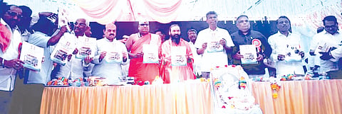 ಸವಣೂರ ತಾಲೂಕು ಹೊಸನೀರಲಗಿ ಗ್ರಾಮದಲ್ಲಿ ಭಾನುವಾರ ಏರ್ಪಡಿಸಿದ್ದ ಸರ್ಕಾರಿ ಹಿರಿಯ ಪ್ರಾಥಮಿಕ ಶಾಲೆಯ ಅಮೃತ ಮಹೋತ್ಸವ ಸಮಾರಂಭದಲ್ಲಿ ಸಂಸದ ಬಸವರಾಜ ಬೊಮ್ಮಾಯಿ ಪಾಲ್ಗೊಂಡು ಸ್ಮರಣ ಸಂಚಿಕೆ ಬಿಡುಗಡೆಗೊಳಿಸಿದರು. ಸಚಿವ ಸತೀಶ ಜಾರಕಿಹೊಳಿ, ಶಾಸಕ ಯಾಸೀರಅಹ್ಮದಖಾನ ಪಠಾಣ, ಅಜ್ಜಂಪೀರ್ ಖಾದ್ರಿ ಹಾಗೂ ಇತರರು ಇದ್ದರು.